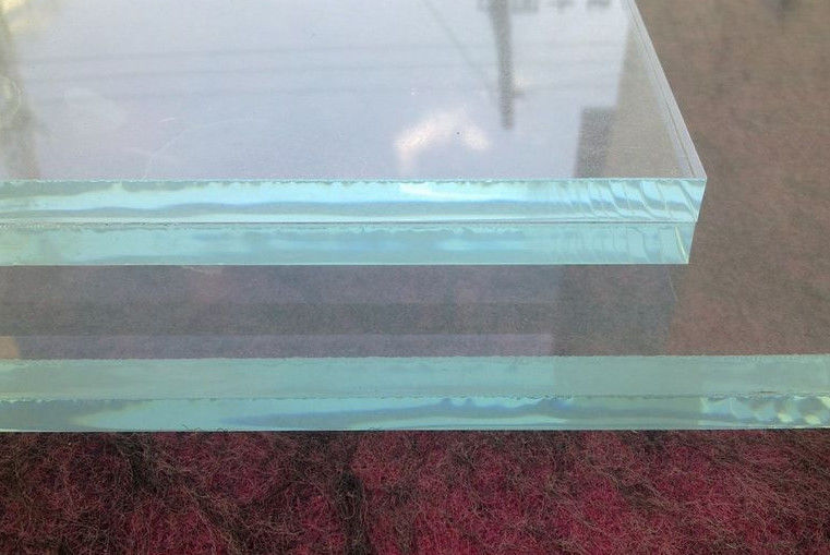 Ultra-Clear Glas in Farbkonsistenz für Fenster, Türen und Gebäude.