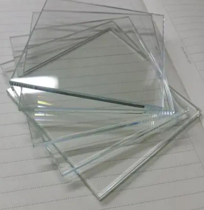 Ultra-Clear Glas in Farbkonsistenz für Fenster, Türen und Gebäude.