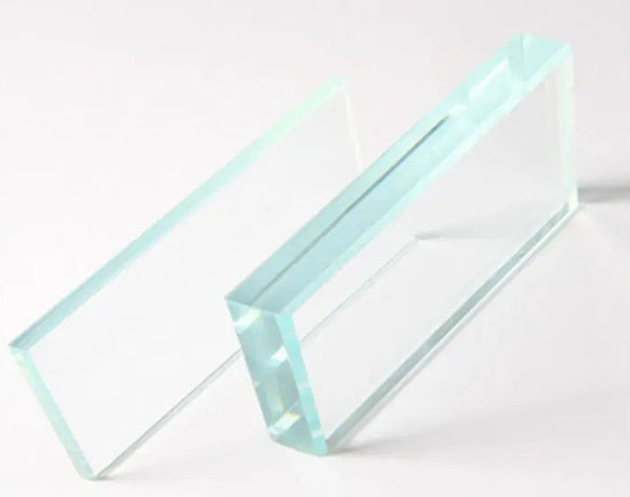 Ultra-Clear Glas in Farbkonsistenz für Fenster, Türen und Gebäude.