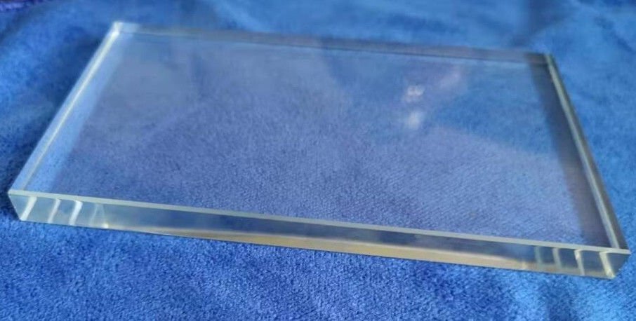 Ultra-Clear Glas in Farbkonsistenz für Fenster, Türen und Gebäude.