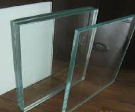 Laminatglas: ein langlebiges Glasprodukt, das durch Bindung mehrerer Schichten mit einer starken Zwischenschicht gebildet wird.