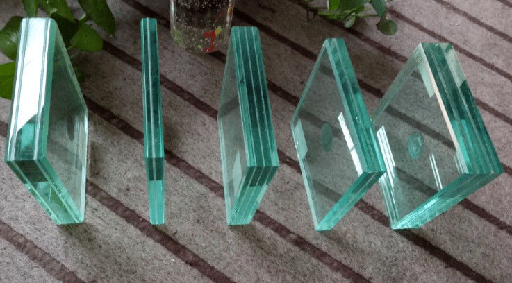 Laminatglas: ein langlebiges Glasprodukt, das durch Bindung mehrerer Schichten mit einer starken Zwischenschicht gebildet wird.