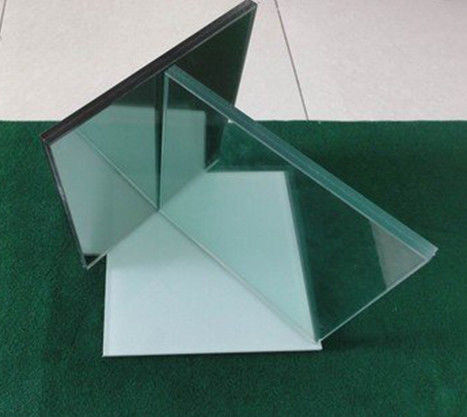 Laminatglas: ein langlebiges Glasprodukt, das durch Bindung mehrerer Schichten mit einer starken Zwischenschicht gebildet wird.