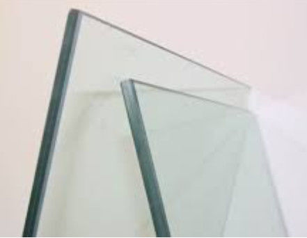 Laminatglas: ein langlebiges Glasprodukt, das durch Bindung mehrerer Schichten mit einer starken Zwischenschicht gebildet wird.
