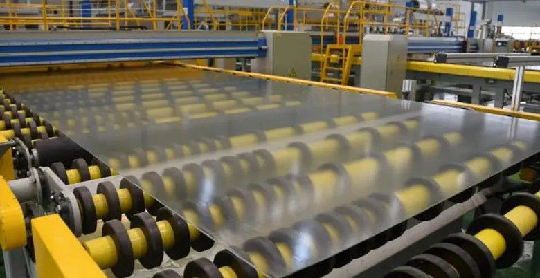 Gebäude Dekoration Niedriges Eisen Photovoltaik-Panel Glas Dampf ≤1,5% Wärmestabilität ≥Grad 4