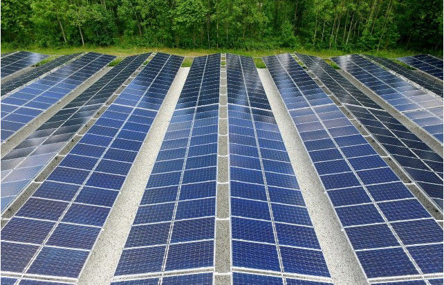 Gebäude Dekoration Niedriges Eisen Photovoltaik-Panel Glas Dampf ≤1,5% Wärmestabilität ≥Grad 4