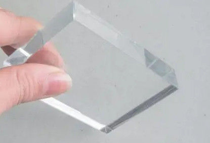Ultra-klares Glas mit flachen Ecken und Ausschnitten von Top-Herstellern