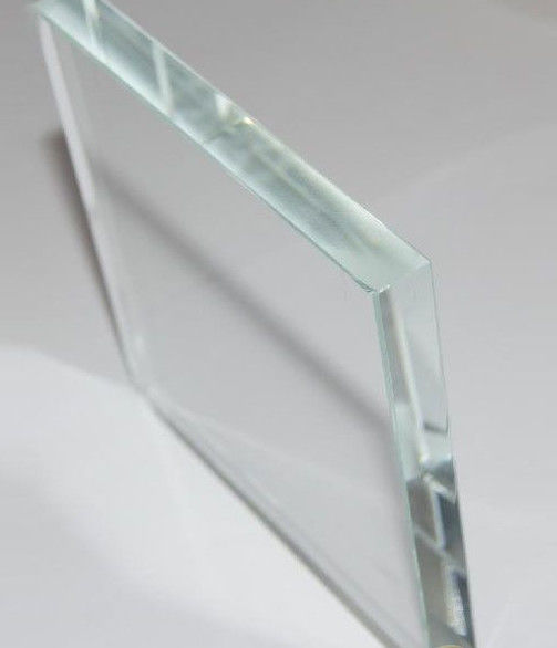 Ultra-klares Glas mit flachen Ecken und Ausschnitten von Top-Herstellern