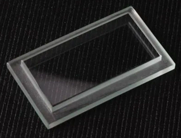 Ultra-klares Glas mit flachen Ecken und Ausschnitten von Top-Herstellern