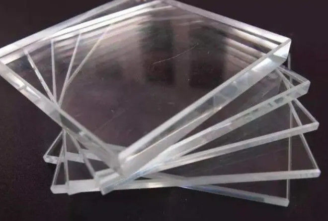 Ultra-klares Glas mit flachen Ecken und Ausschnitten von Top-Herstellern