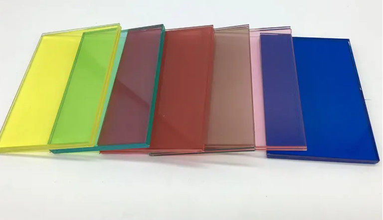 Flachverarbeitung von getöntem Glas mit dunkelgrünem / dunkelgrauem / Fordblauem Farbton