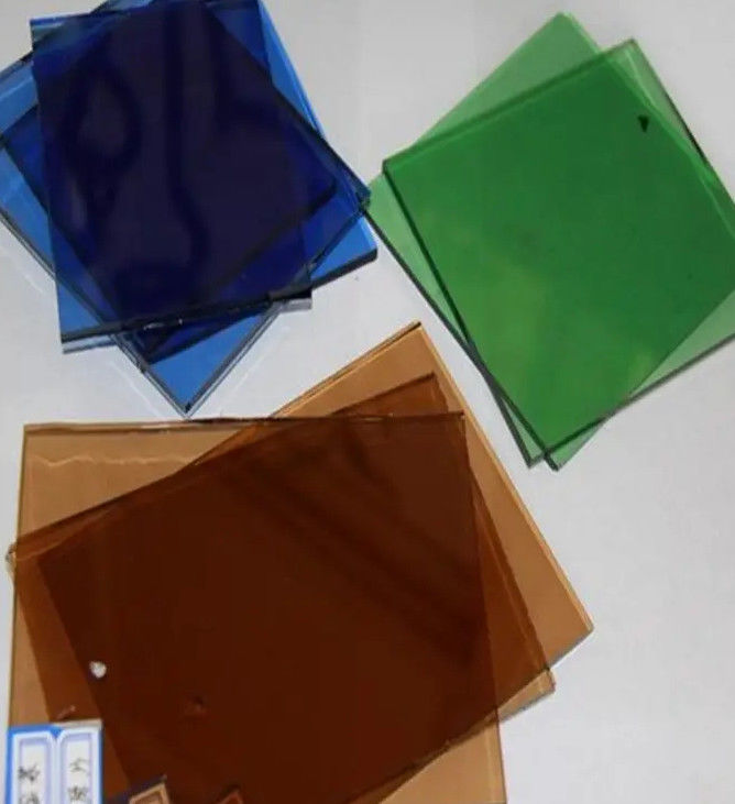 Flachverarbeitung von getöntem Glas mit dunkelgrünem / dunkelgrauem / Fordblauem Farbton