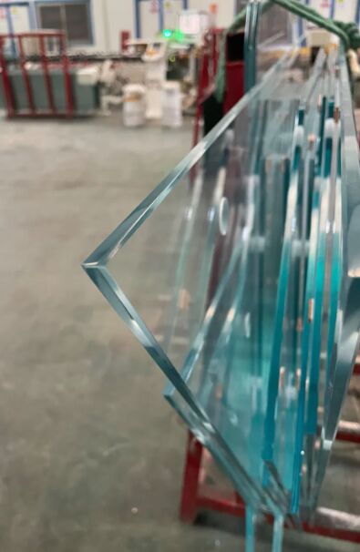 Einscheibensicherheitsglas (ESG) vorgespanntes Glas, thermisch vorgespanntes Glas, Verbundsicherheitsglas (VSG) für Treppenbalustraden, für Gartenzäune, Poolzäune, Terrassen und Balkone.